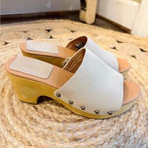 Dingo Women's Cream and Tan Mules